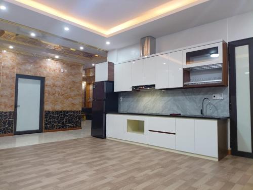 ハザンにあるNhớ Hotel HG - by BAY LUXURYの白いキャビネット付きの広いキッチン