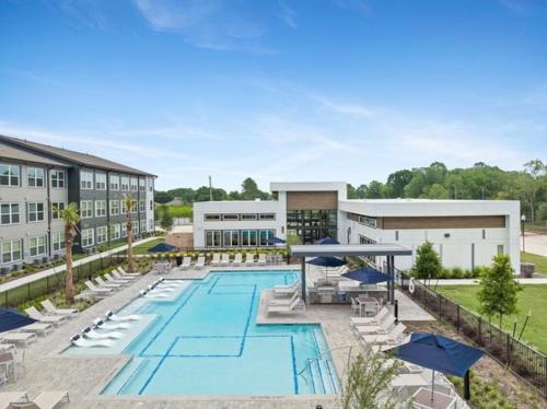 obraz basenu w hotelu w obiekcie Devine living in the med center w mieście Houston