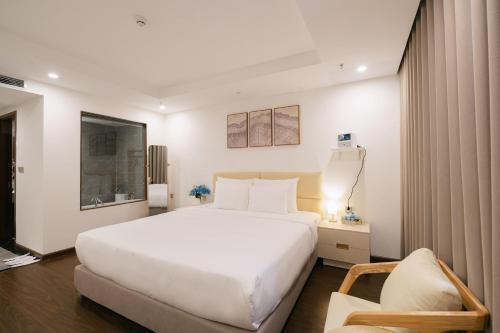 Llit o llits en una habitació de Love St - Hanoi Hotel