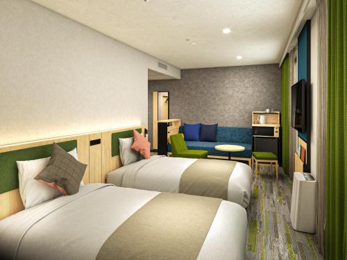 Habitación de hotel con 2 camas y sofá en HOTEL MYSTAYS Miyazaki, en Miyazaki