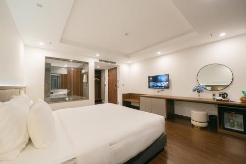 Postel nebo postele na pokoji v ubytování Love St - Hanoi Hotel