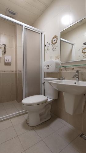 een badkamer met een toilet, een wastafel en een douche bij Sow 斯佩洛 in Rende
