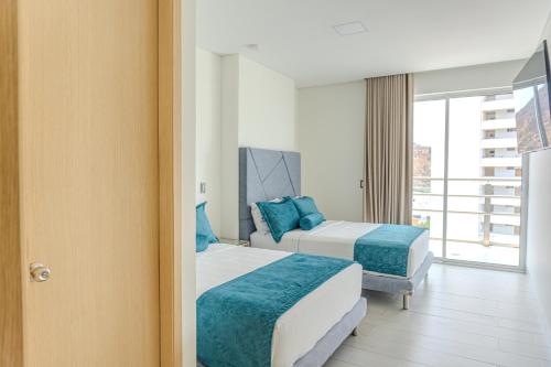 Habitación de hotel con 2 camas y balcón en Hotel Marco Polo Rodadero, en Santa Marta
