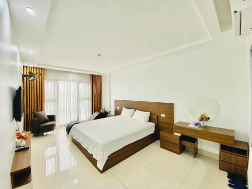 1 dormitorio con cama, escritorio y silla en Ruby Hotel - near Thai Nguyen University en Thái Nguyên