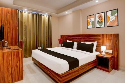sypialnia z dużym łóżkiem w pokoju w obiekcie Super Townhouse 1363 Hotel Lindo Lugar w mieście Alwar