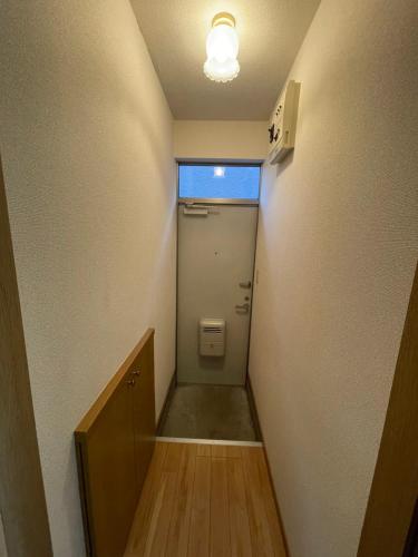 un corridoio con bagno con servizi igienici di San-I 合浦公園 a Hanazonomachi