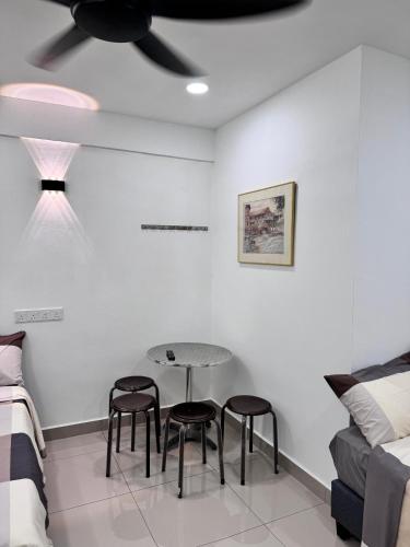 a room with a table and two chairs and a bed at Famosa 2 Stay at Ong Kim Wee in Melaka