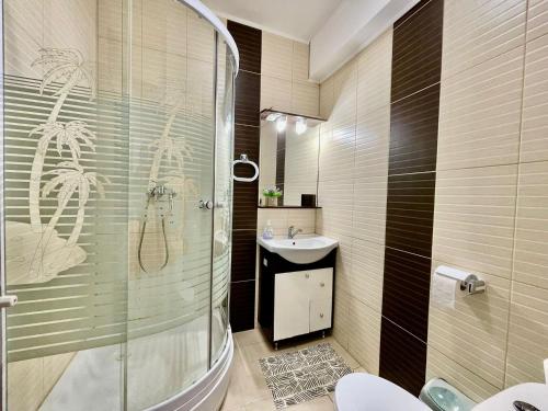 W łazience znajduje się prysznic i umywalka. w obiekcie Nico Summer Apartment w Mamai