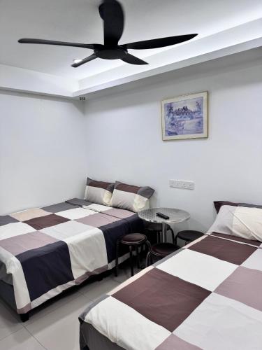 a bedroom with two beds and a ceiling fan at Famosa 2 Stay at Ong Kim Wee in Melaka