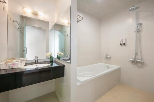 HB Serviced Apartment - 121B Quan Hoa tesisinde bir banyo