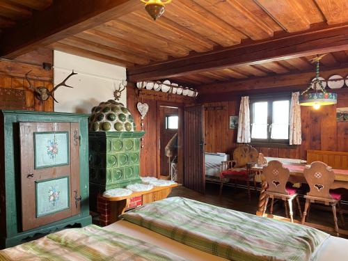 Uriges Bauernhaus mit Blick auf Graz في غراتس: غرفة نوم مع سرير وغرفة طعام
