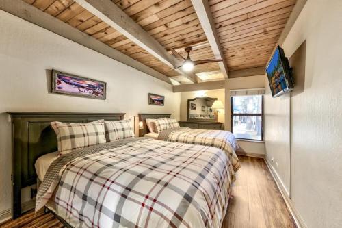 ein Schlafzimmer mit zwei Betten und einem Flachbildfernseher in der Unterkunft Lakeland Village 506 in South Lake Tahoe