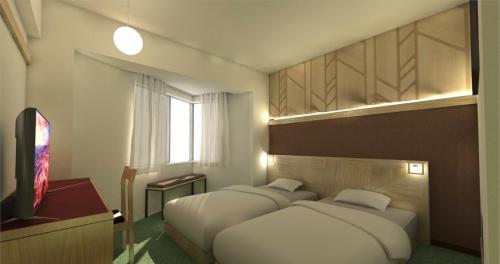 2 Betten in einem Hotelzimmer mit einem TV und einem Zimmer in der Unterkunft adex Inn in Noboribetsu