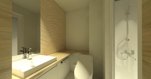 een badkamer met een toilet, een wastafel en een douche bij adex Inn in Noboribetsu