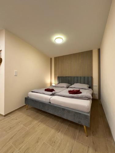 ein Schlafzimmer mit einem großen Bett in einem Zimmer in der Unterkunft Relaxen im Weindorf Mayschoß Fewo 2 in Mayschoß