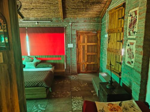 sypialnia z łóżkiem i czerwoną ścianą w obiekcie Shobhayan inn w mieście Ayodhya