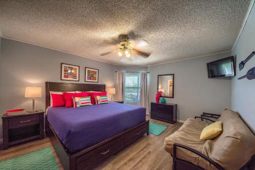 a bedroom with a bed and a couch at Riverpalooza RRC A305 in New Braunfels