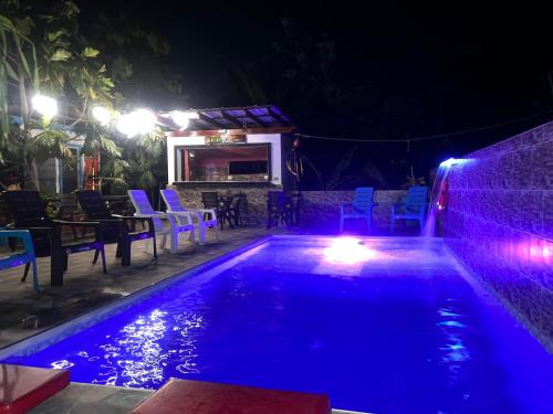 uma piscina à noite com luzes azuis em Posada Ashanty em Providencia