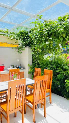 Κήπος έξω από το Lightly Homestay
