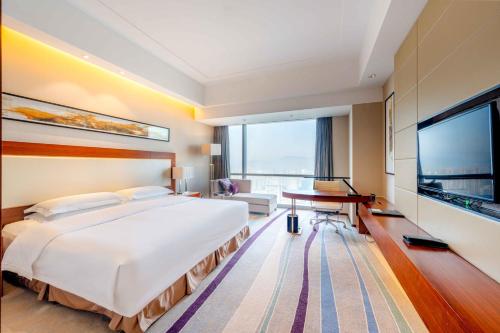 Postel nebo postele na pokoji v ubytování Crowne Plaza Wuxi Taihu by IHG
