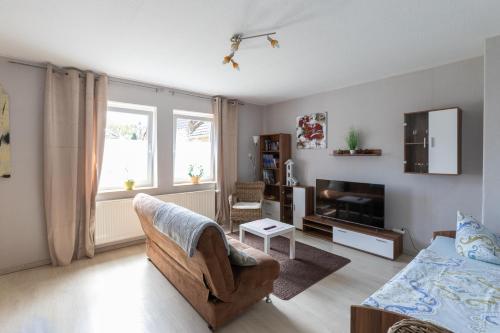 a living room with a couch and a tv at Ferienwohnung Baatz in Lehnin