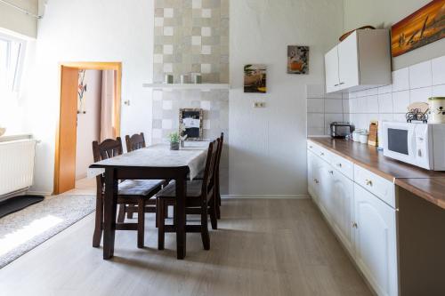 a kitchen with a table and chairs in a room at Ferienwohnung Baatz in Lehnin