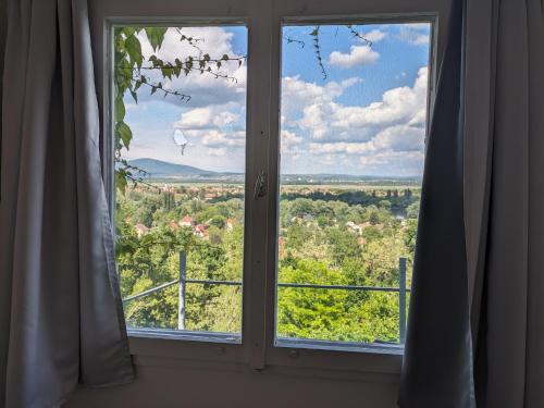 TahitótfaluにあるPáratlan Panoráma Kisházの窓から田園風景を望めます。