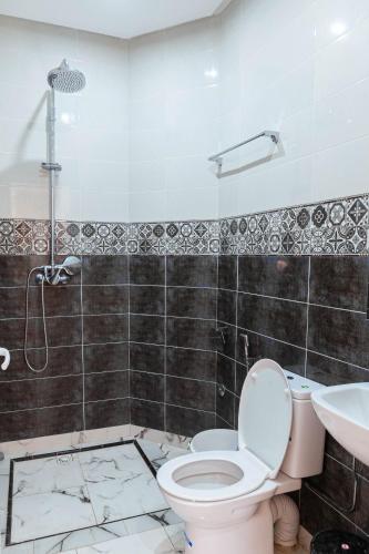 a bathroom with a toilet and a sink at Appartement familial in Dakhla