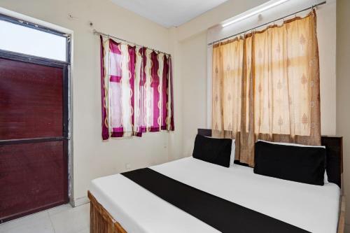 Llit o llits en una habitació de OYO Hotel B Shiv Ji