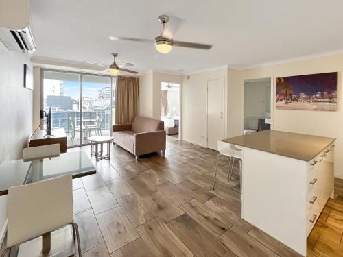 uma sala de estar com uma cozinha e uma sala de jantar em Direct Collective - Pavilion and Governor on Brookes em Brisbane