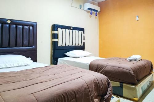 Ένα ή περισσότερα κρεβάτια σε δωμάτιο στο RedDoorz @ Hotel Keluarga Bangko