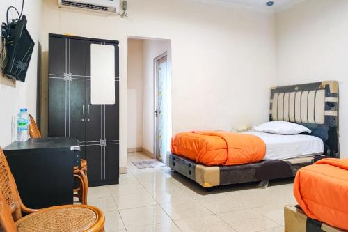 1 Schlafzimmer mit 2 Betten, einem Tisch und Stühlen in der Unterkunft RedDoorz @ Hotel Keluarga Bangko in Bangko