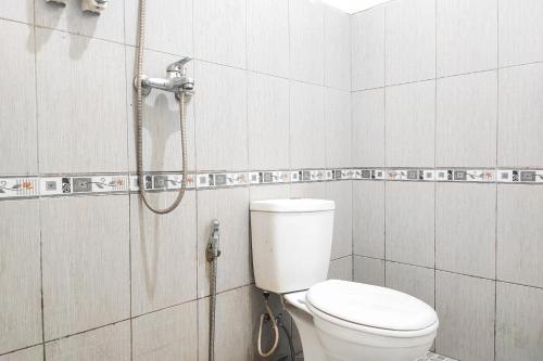 Ένα μπάνιο στο RedDoorz @ Hotel Keluarga Bangko