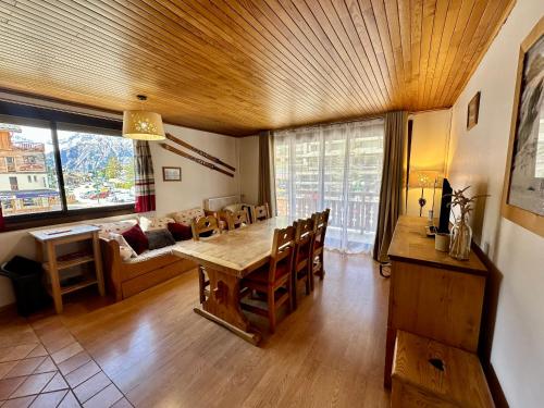 un salon avec une table et un canapé dans l'établissement Grand appartement lumineux 53m², 3 pièces, 6 à 8 pers, centre station, pied pistes, à Les Deux Alpes