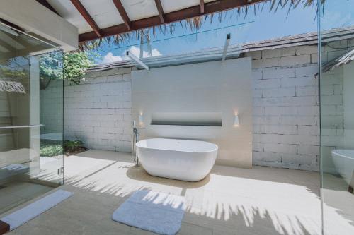 een badkamer met een bad, een wastafel en een douche bij BuBu Villa in Perhentian Island