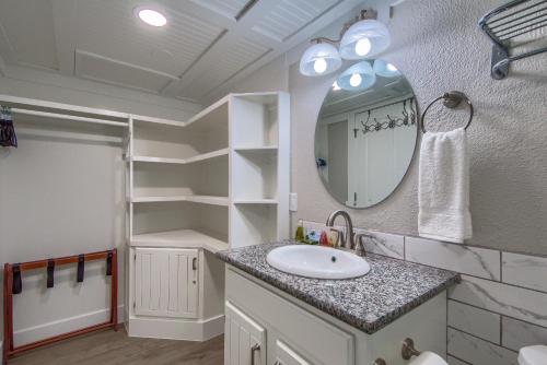 uma casa de banho com um lavatório e um espelho em River Hippie RRC A302 em New Braunfels