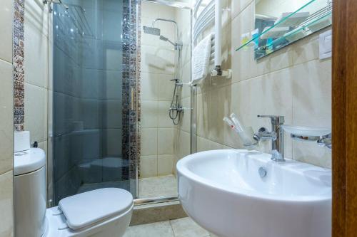 e bagno con lavandino, servizi igienici e doccia. di Hotel Middleton a Tbilisi City