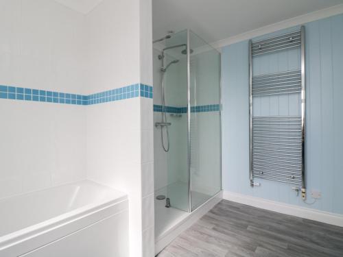 Porthtowan的住宿－St Ives View，带淋浴的浴室和玻璃门