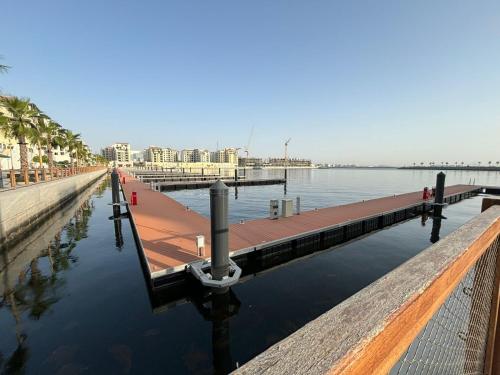 un port de plaisance avec un quai au milieu de l'eau dans l'établissement LC22 - Elegant 1BR with beach access in La Cote Building, à Dubaï