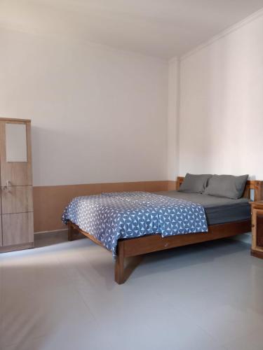 a bedroom with a bed in a room at Nuke's guest house in Canggu