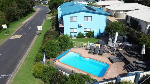 z góry widok na dom z basenem w obiekcie BlueWater Apartments w mieście Merimbula