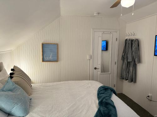 una camera con un grande letto bianco di Lovely Old Orchard Beach Home a Old Orchard Beach