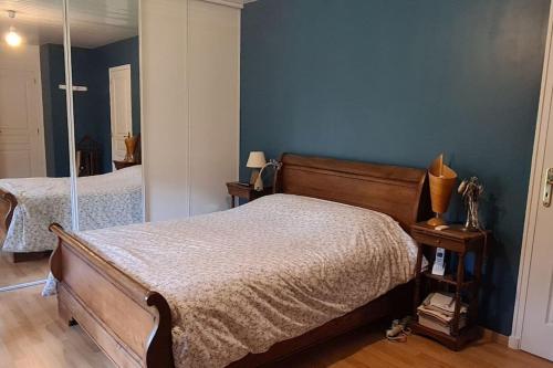 - une chambre avec un lit et une croix sur le mur dans l'établissement Maison au coeur du bocage normand Gourfaleur, à Bourgvallées