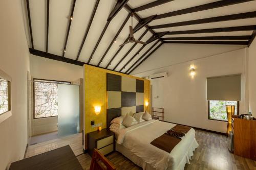 停泊島的住宿－布布別墅酒店，一间卧室,卧室内配有一张大床