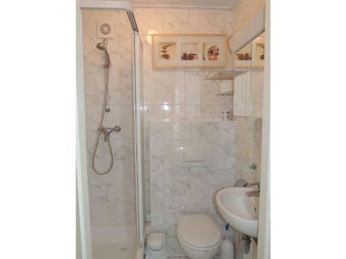 a bathroom with a shower and a toilet and a sink at Huijsmansverhuur Type de Luxe plus Haringvliet 173 in Ouddorp