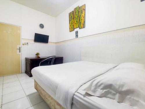 Postel nebo postele na pokoji v ubytování Kartini Residence RedPartner