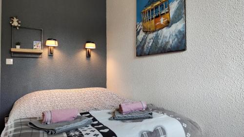 une chambre avec un lit et un tableau au mur dans l'établissement Au Pied Du Mont-Blanc - Chamonix, à Chamonix-Mont-Blanc