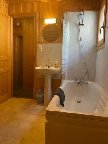 une salle de bain avec une baignoire et un lavabo dans l'établissement 5-bedroom Chalet with Sauna and stunning views, à Le Biot