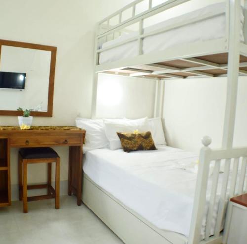 スンギギにあるKJ Inn Homestay Senggigiのベッドルーム1室(白い二段ベッド1組、デスク付)
