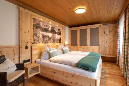 1 dormitorio con 1 cama en una habitación de madera en Landhaus Horngacher en Ellmau